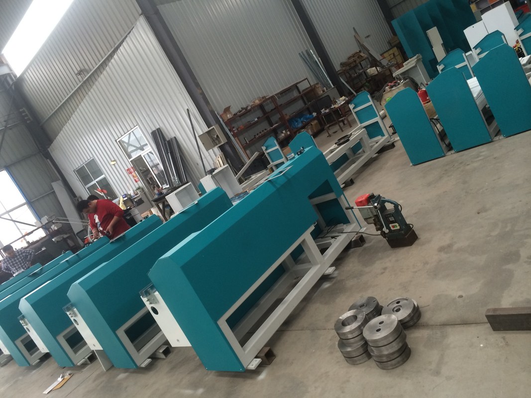 LJTB01 부틸 압출기 기계는 뜨거운 용해 부틸과 함께 알루미늄 간격 장치 구조를 균등하게 퍼지기를 위해 사용됩니다.