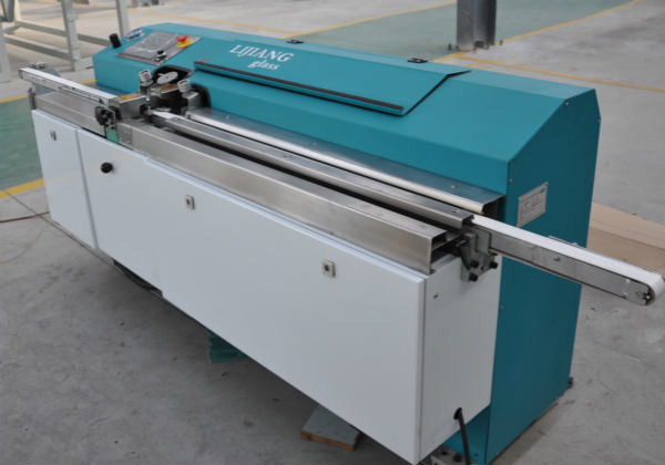 LJTB01 부틸 압출기 기계의 유형은 뜨거운 용해 부틸과 함께 알루미늄 간격 장치 구조를 균등하게 퍼지기를 위해 이용됩니다