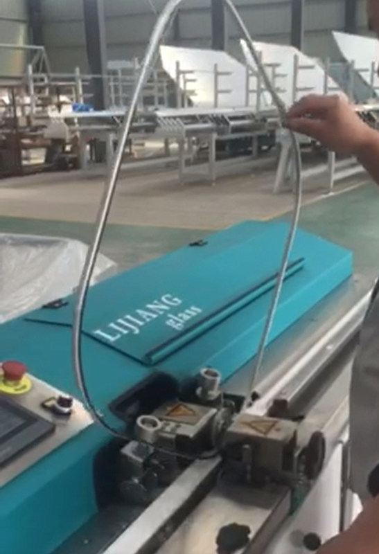 LJTB01 부틸 압출기 기계의 유형은 뜨거운 용해 부틸과 함께 알루미늄 간격 장치 구조를 균등하게 퍼지기를 위해 이용됩니다.