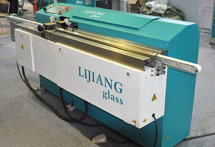 LJTB01 부틸 압출기 기계의 유형은 뜨거운 용해 부틸과 함께 알루미늄 간격 장치 구조를 균등하게 퍼지기를 위해 이용됩니다.