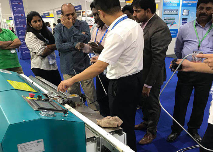 자동 부틸  압출기 기계는 이중 유리를 밀봉하기 위한 스페이서 프레임을 코팅해서  사용되었습니다