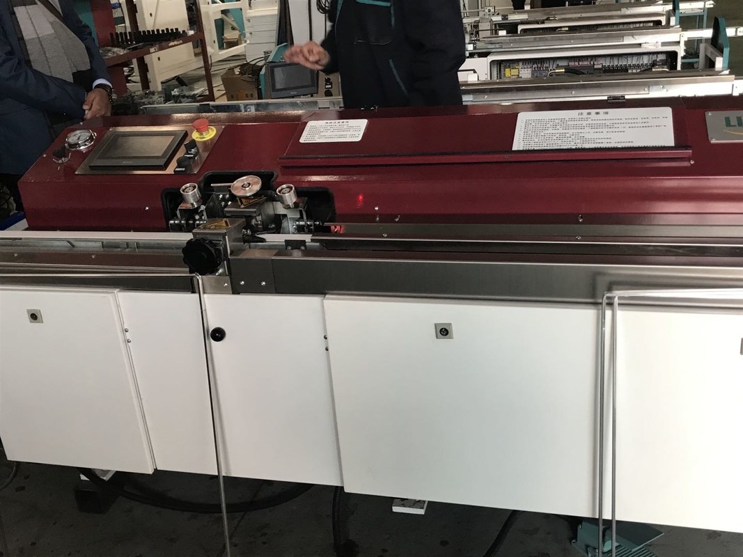 자동 부틸  압출기 기계는 이중 유리를 밀봉하기 위한 스페이서 프레임을 코팅해서  사용되었습니다